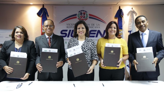 12-09-2016 firma acuerdo SIUBEN CTC INAIPI Andres Ureña