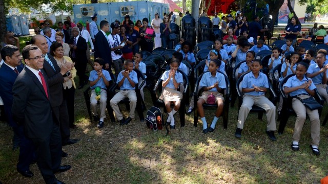 Los estudiantes también participaron el la inauguración del pabellón del MInerd