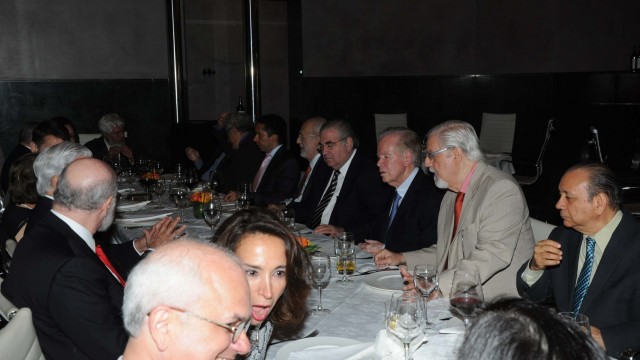Vista de los intelectuales asistentes a la cena en honor al escritor peruano Mario Vargas Llosa, Premio nobel de Literatura.