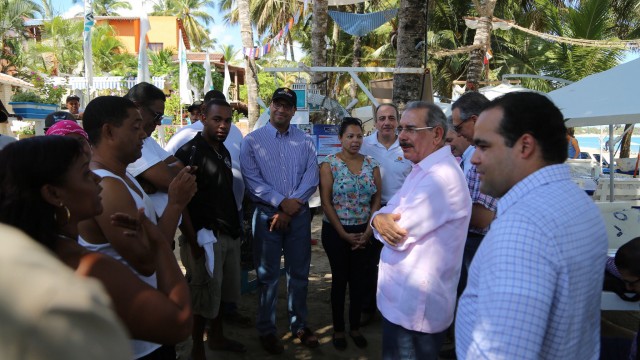 El gobernante en su Visita sorpresa escuchó a los voceros de las comunidades que les expusieron las necesidades.