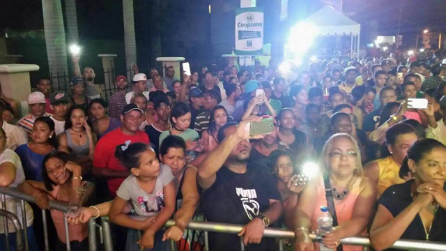 Gran cantidad de público asistió al concierto ofrecido por ambos artistas en Santiago Rodríguez.