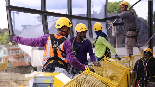 Obreros que trabajan en la construcción del medio de transporte.