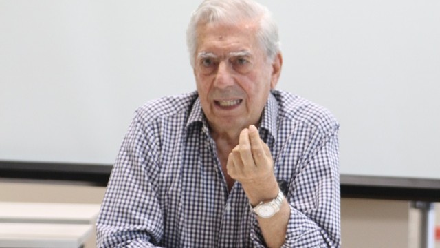 Mario Vargas Llosa conversa sobre narrativa con jóvenes dominicanos.