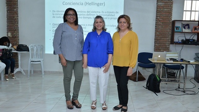 Luz González, técnica docente de Inafocam, Xiomara Lora del Monte, directora del centro LOXIM y  la facilitadora Virginia Arroyo.
