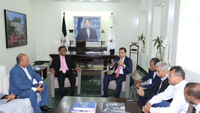 Silvio Duran y su equipo reunido con Abel Martínez