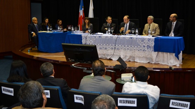 El presidente del Indotel, José Del Castillo Saviñón, mientras preside una audiencia pública acerca de la fijación de cargos de interconexión entre empresas telefónicas.