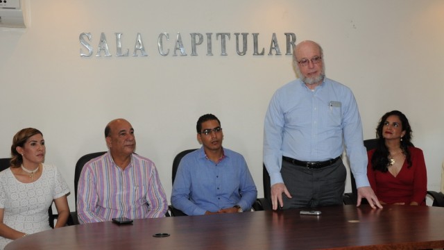 1-El ministro de Cultura, Pedro Vergés, se dirige a los presentes en el Ayuntamiento de Villa Tapia, acompañado por autoridades provinciales, municipales y del MINC.