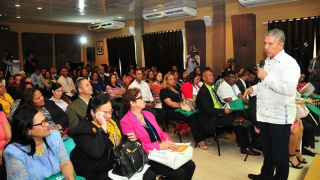 Dr. Julio Valeirón durante su presentación 