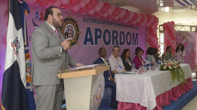 El director de la Autoridad Portuaria Dominicana habla en el acto efectuado con el auspicio del Despacho de la Primera Dama.