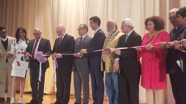 PIES DE FOTOS -El ministro de Cultura, Pedro vergés,  encabeza el acto de corte de corte de cinta para dejar inaugurada la Feria del Libro Dominicano en Nueva York.