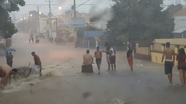 Una pala mecánica limpia la carretera Jamao- San Víctor donde hubo un deslizamiento, foto Missael Bencosme.