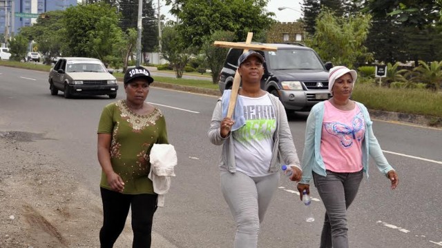 Las tres mujeres de Dajabón, a su paso la mañana de este lunes por la ciudad de Santiago. Foto Alex Reynoso. 