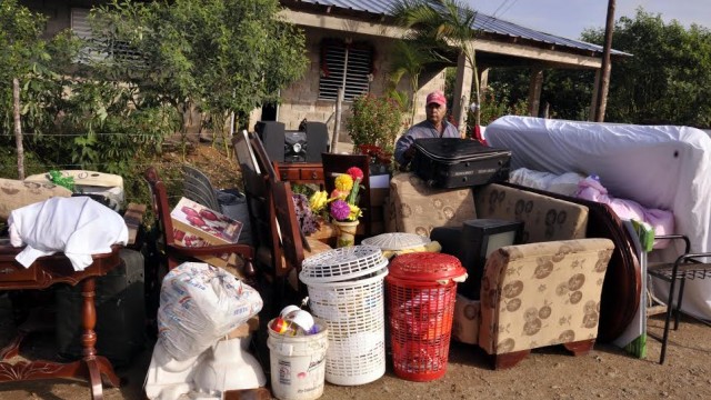 Desalojados recuperan parte de sus inmuebles, tras ser destruidas las viviendas que construyeron en los predios invadidos. Foto Alex Reynoso.