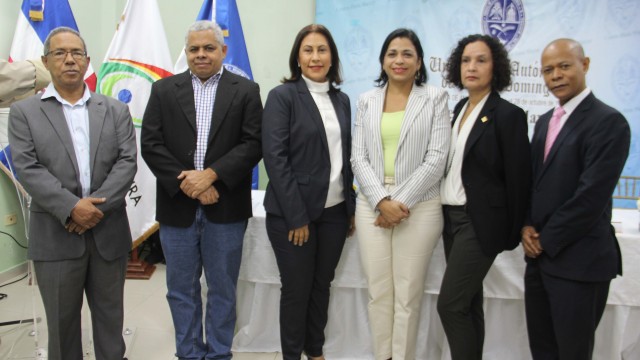 Parte del equipo organizador de la XII Feria Regional del Libro Hato Mayor 2016: el director de Prensa, José Tejada Gómez; el miembro del comité organizador de la Feria, Valentín Amaro; la viceministra de Cultura, Edilí Pichardo; la directora de Comunicaciones, Patricia Mora; la encargada de Eventos, Fabiola Espínola y el encargado de Relaciones Públicas, Ángel de la Rosa.