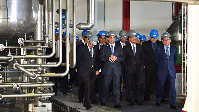El presidente Danilo Medina y ejecutivos de la Cervecería Nacional Dominicana recorren las instalaciones.