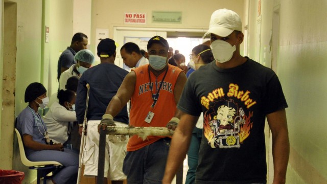   Familiares y pacientes que llegan al Cabral y Báez utilizan mascarillas para evitar contagiarse de tuberculosis, foto Alex Reynoso.