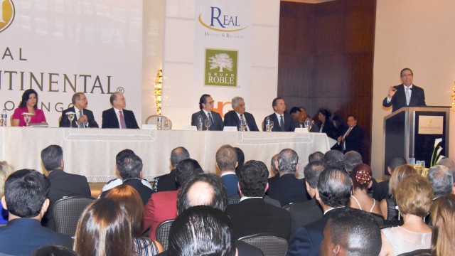 Francisco Javier García habla en el acto inaugural del Hotel Real Continental de Santo Domingo.