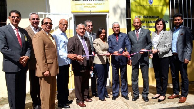 El decano de la Facultad de Ciencias de la Salud, doctor Wilson Mejía, el vicerrector de Extensión, maestro Rafael Nino Féliz de la UASD y el representante del Ministerio de Salud Pública, doctor Héctor Quezada durante el corte de cinta de la inauguración de los Laboratorios de Soporte Vital Básico y Avanzado” Tito Suero Portorreal”.