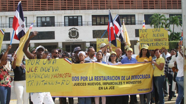 Integrantres del Movimiento Los Trinitarios piquetean el Congreso Nacional.