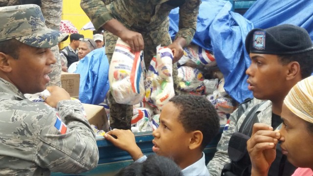 Residentes en zona afaectadas por la lluvia en Puerto Plata reciben raciones de alimentos.