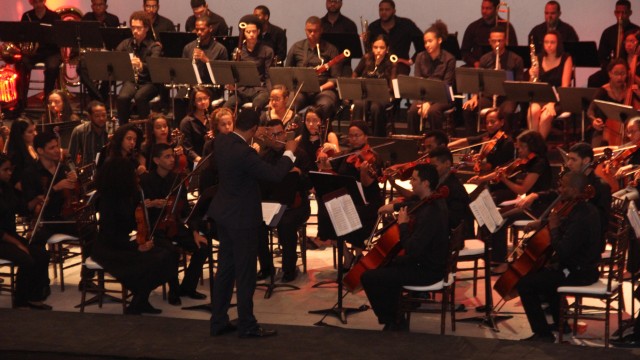 La Orquesta Juvenil del Conservatorio Nacional de Música se presenta en el acto.