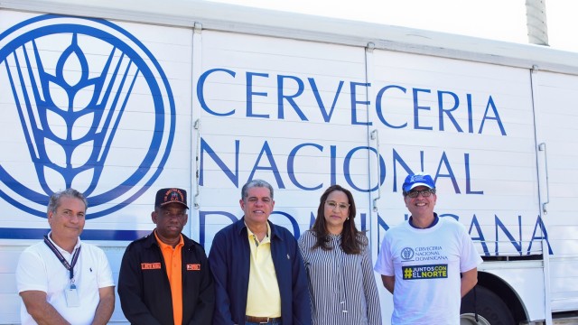 Personal de la Cervecería Nacional Dominicana entrega la donaciones.