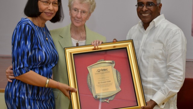 sor-leonor-gibb-recibe-una-placa-del-rector-rolando-guzman-y-la-decana-de-ciencias-sociales-y-humanidades-elsa-alcantara