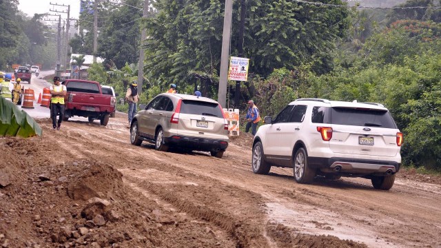 Las lluvias han impedido que la mañana de este miércoles hayan comenzado de manera formal los trabajos de reparación de la carretera Navarrete-Puerto Plata, en Los Llanos de Pérez. Foto Alex Reynoso.