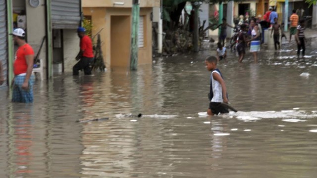 Esta mañana algunas de las calles de Villa Isabela permanecían inundadas. Foto Geraldo Cruz.