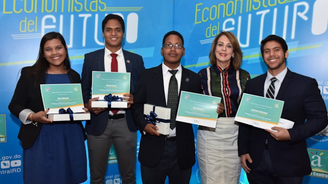 Jóvenes economistas premiados por el Banco Central de República Dominicana.