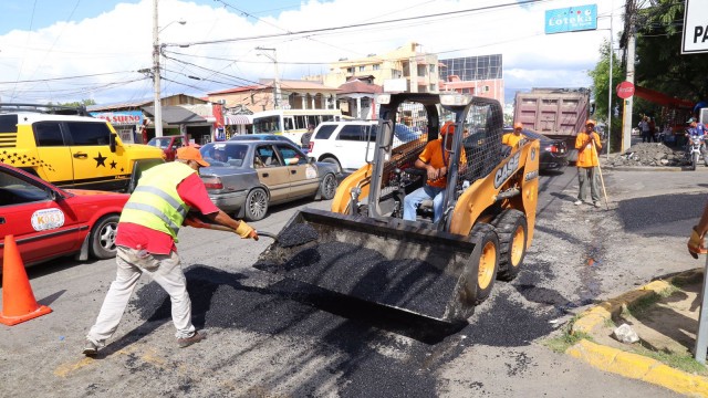 Obreros de la alcaldía de Santiago de los Caballeros realizan la jornada de bacheo en calles y avenidas.