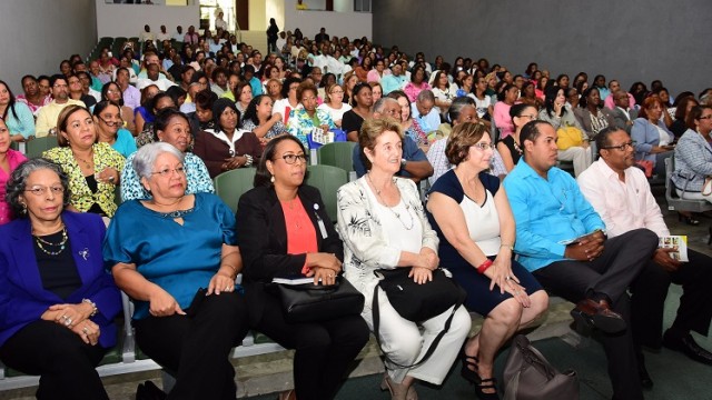 Parte de los asistentes al acto de cierre de la Maestría en Gestión y Liderazgo Educativo realizado en la PUCMM 