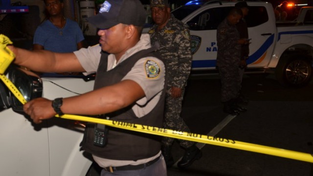 Agentes policiales acordonaron el área donde cayó abatido el taxista.