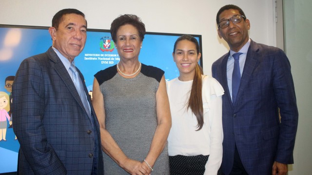 Viceministro para Naturalización y Migración del Ministerio de Interior y Policía, Luis Fernández; Florinda Rojas, directora ejecutiva del INM RD; la líder sindical, Eulogia Familia y Tatiana Fernández Geara, directora y productora del documental Nana.