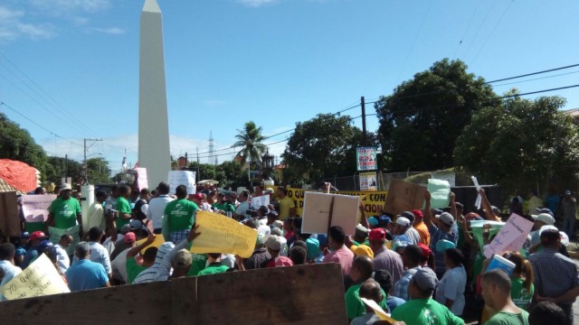 Los productores de leche marcharon en Santiago en reclamo de mejores condiciones.