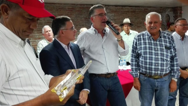 Eric Rivero junto a Pedro Brache, quien representó a Pasteurizadora Rica para recibir un reconocimiento de Aproleche.