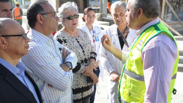 La ministra de Salud, Altagracia Guzman Marcelino y otras autoridades médicas recorren la ciudad sanitaria.