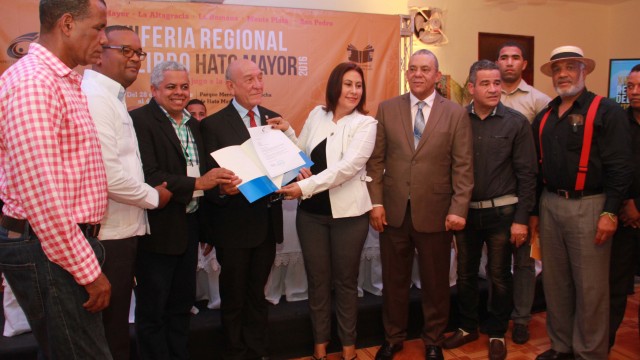 El senador de la provincia de Azua, Rafael Calderón recibe de manos de funcionarios del Ministerio de Cultura la carta que acredita a esa demarcación como sede de la XIII Feria Regional del Libro 2017