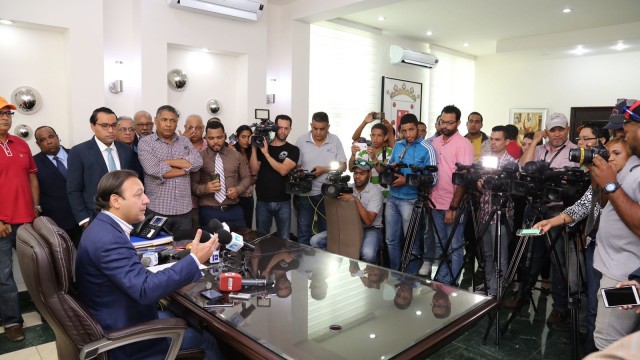 El alcalde Abel Martínez ofreció una rueda de prensa para aclarar versiones que lo vinculan a sectores dentro del PLD que estarían apoyando la marcha del domingo.