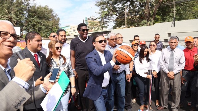 Alcalde Abel Martinez,realiza un tiro en cancha El Congo