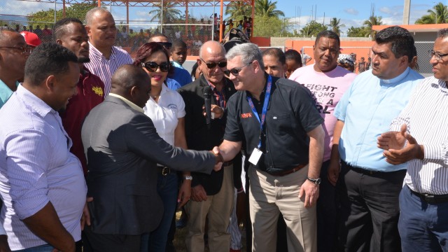 El ministro de Obras Públicas Gonzalo Castillo entrega las viviendas.