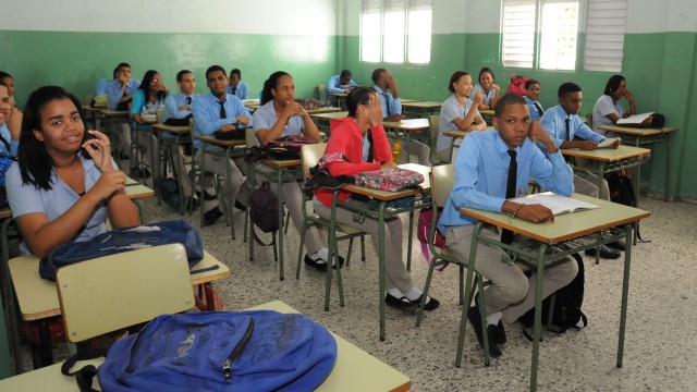 Estudiantes acudieron este martes a las aulas atendiendo así el llamado del Ministerio de Educación.