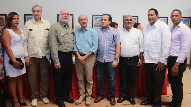 Durante las notas del Himno Nacional, Pedro Vergés, ministro de Cultura; en la izquierda, Francisco Domínguez Brito, ministro de Medioambiente; José Ignacio Paliza, senador de la provincia de Puerto Plata, y el diputado Juan Carlos Quiñones Minaya. A la derecha del ministro Vergés, el viceministro de Cultura, Federico Henríquez Gratereaux; en ese mismo orden, José Natalio Redondo, de la Asociación de Hoteles, Restaurantes y Empresas Turísticas del Norte (ASHONORTE).