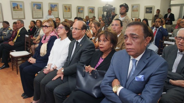 Vistas de las personalidades asistentes al acto de reconocimiento.