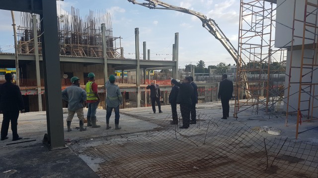 El gobernante visita el centro hospitalario en remodelación.