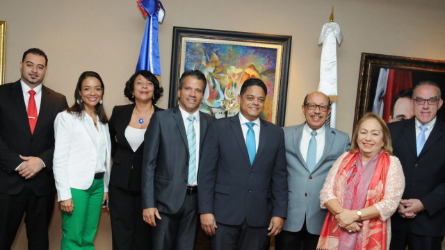 El ministro de Industria y Comercio, ingeniero Temístocles Montás  y el ministro de Desarrollo Económico de Curazao, Eugene Philip Rugenaath;  el cónsul dominicano en Curazao, Francisco  Francisco; Jacqueline Jansen, directora de la Curaçao Industrial and International Trade Development Company N.V (CURINDE); Daniel Oleana, gerente asistente de Promoción de ese organismo; Jan Alderliesten, primer secretario de los Países Bajos, Luisa Fernández, directora ejecutiva del Consejo Nacional de Zonas Francas y Yarisol López, de Promoción del CNZF.