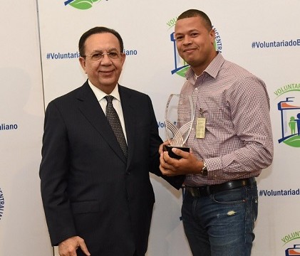 El máximo reconocimiento, Voluntario del Año 2016, lo obtuvo Ambioris Rivera, del departamento Cultural