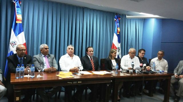 Empresarios de Puerto Plta reunidos con legisladores a quienes expusieron la situación de deterioro de las carreteras.