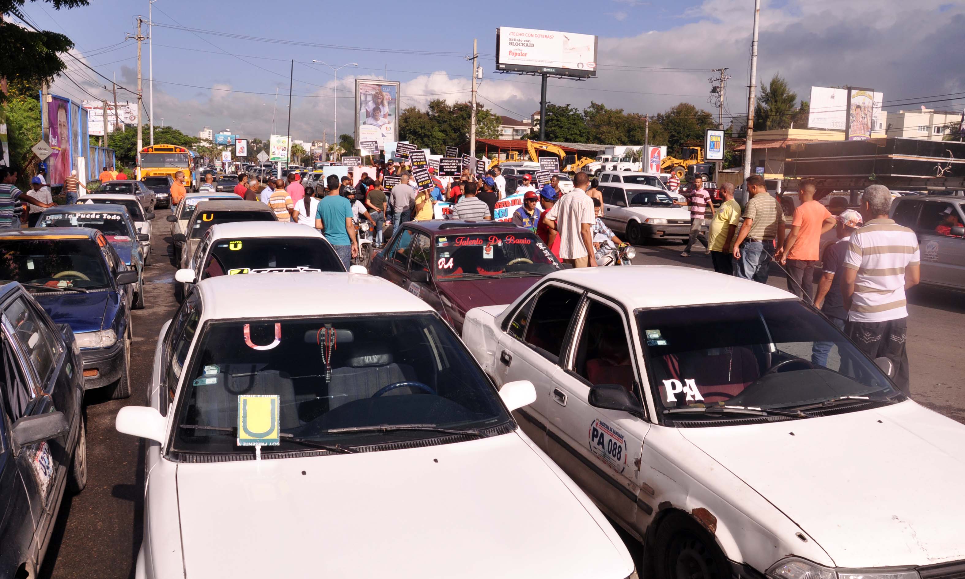 Image result for fotos de taxistas protestan entrada de santiago de los caballeros este martes 2018