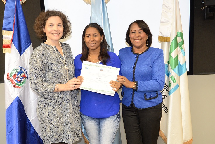 Ana Lía Rosolí de la OEI y Pascuala Matos del Inafocam entregan a una de las docentes el certificados de participación.